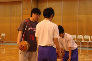 ハンドリングの指導する合瀬選手
