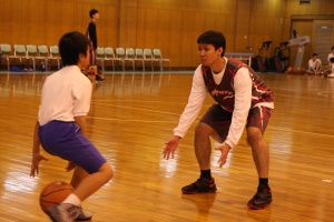ドリブルの指導をする土井選手