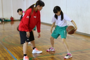 ドリブルの指導をする田中選手