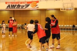 ウィングスの選手によるバスケクリニック