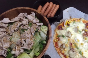本日のメニュー冷しゃぶサラダ、具だくさんピザ。絶品です!