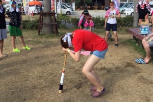 スイカ割りに挑戦するシュリ(仲野選手)