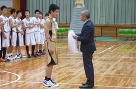 アレイオンズ部長より記念品贈呈