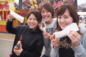 出店でお腹いっぱい食べました(左からシュウ、サク、オト)
