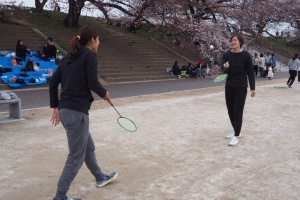 バトミントンで真剣勝負(左からタカ、レン)