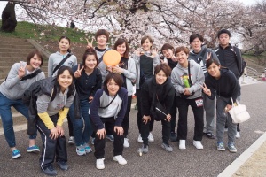桜の木の下で集合写真