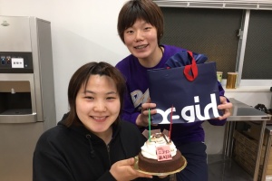 20歳のお祝いをしてもらいました。(左からニコ、ハツさん(白選手))