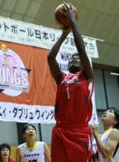 3年という短くとも長い時間の中で私は色々な経験をさせていただきました。苦しいことも多かったけれど、熱心に応援してくださる皆さんの後押しに救われ、あらためて皆さんのことが大好きなんだと感じました。そんな中で今回移籍というかたちになってしまいましたが、ただ本当に自分の夢・目標に向かって新たに前進したいという思いがあり、このような決断に至りました。チームは変わりますが、私は皆さんとともに戦ってきた仲間だと思っています。このチームでプレーできて本当に幸せでした。これからもウィングスも私も進化を続けていきますのでぜひ応援よろしくお願いします。