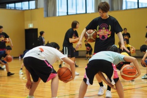 ハンドリングの指導をする#24藤木選手