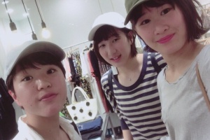 キャップを選び中(左からキキさん、ユウ、ハル)