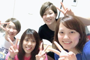 4人で餃子パーティーを楽しみました。(左からレンさん、タカさん、シュウ、オトさん)