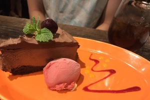 「ダークチェリーのチョコレートケーキ」は絶品です