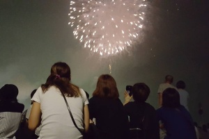 私は「打ち上げ花火、下から見ました」笑。