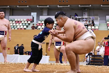 ふれあい体験（押し合いをする岡田選手）