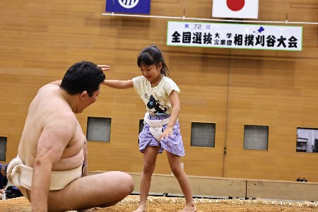 ふれあい体験（押し出される吉田選手）