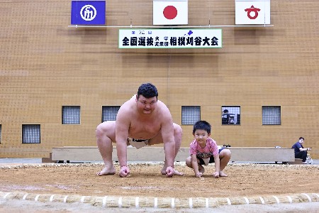 ふれあい体験（立ち合いのポーズで撮影する中嶋選手）