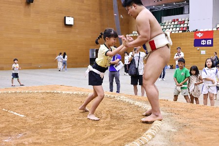 ふれあい体験（土俵際まで押し出される北野選手）