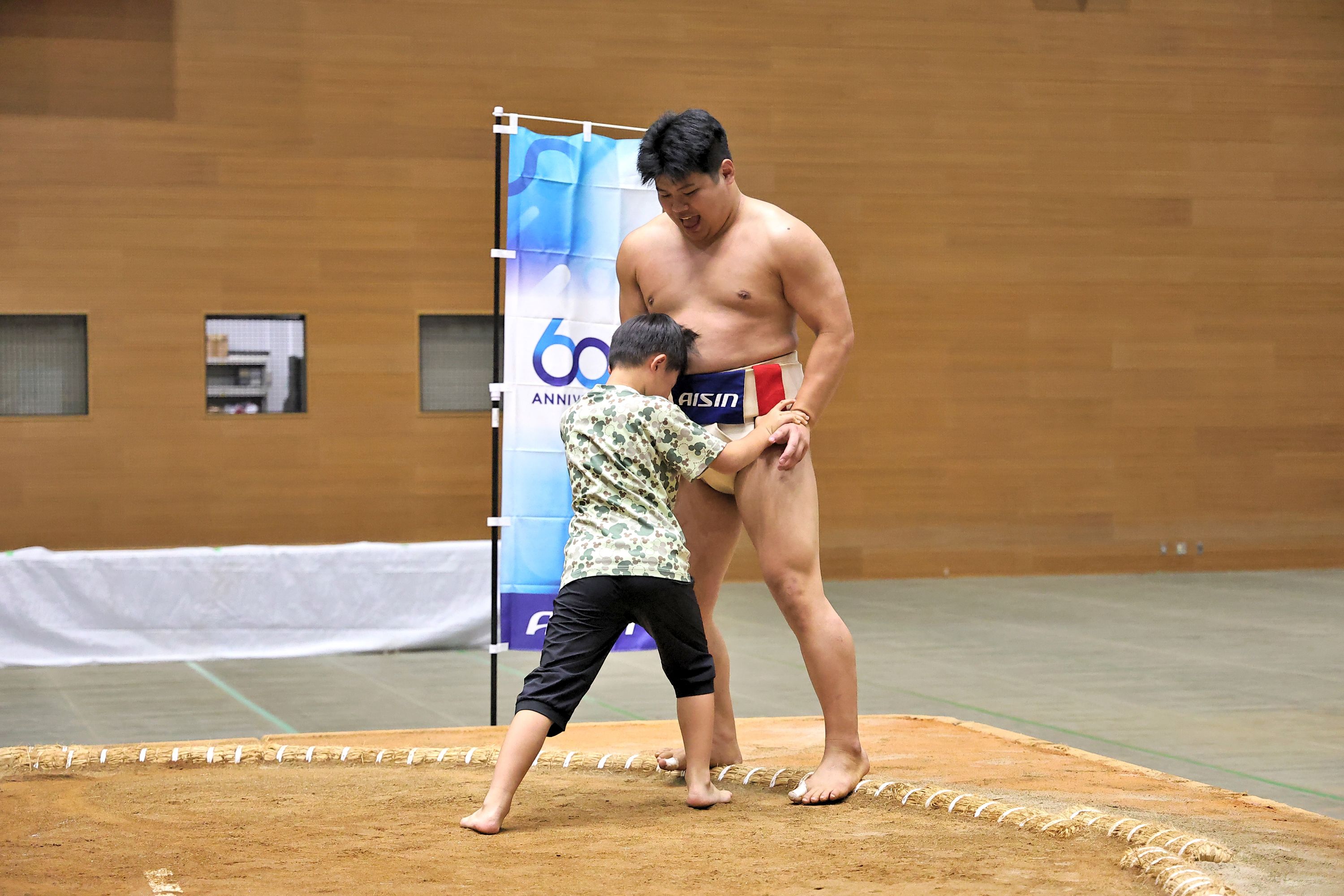 ふれあい体験（土俵際まで押し出される北野選手）