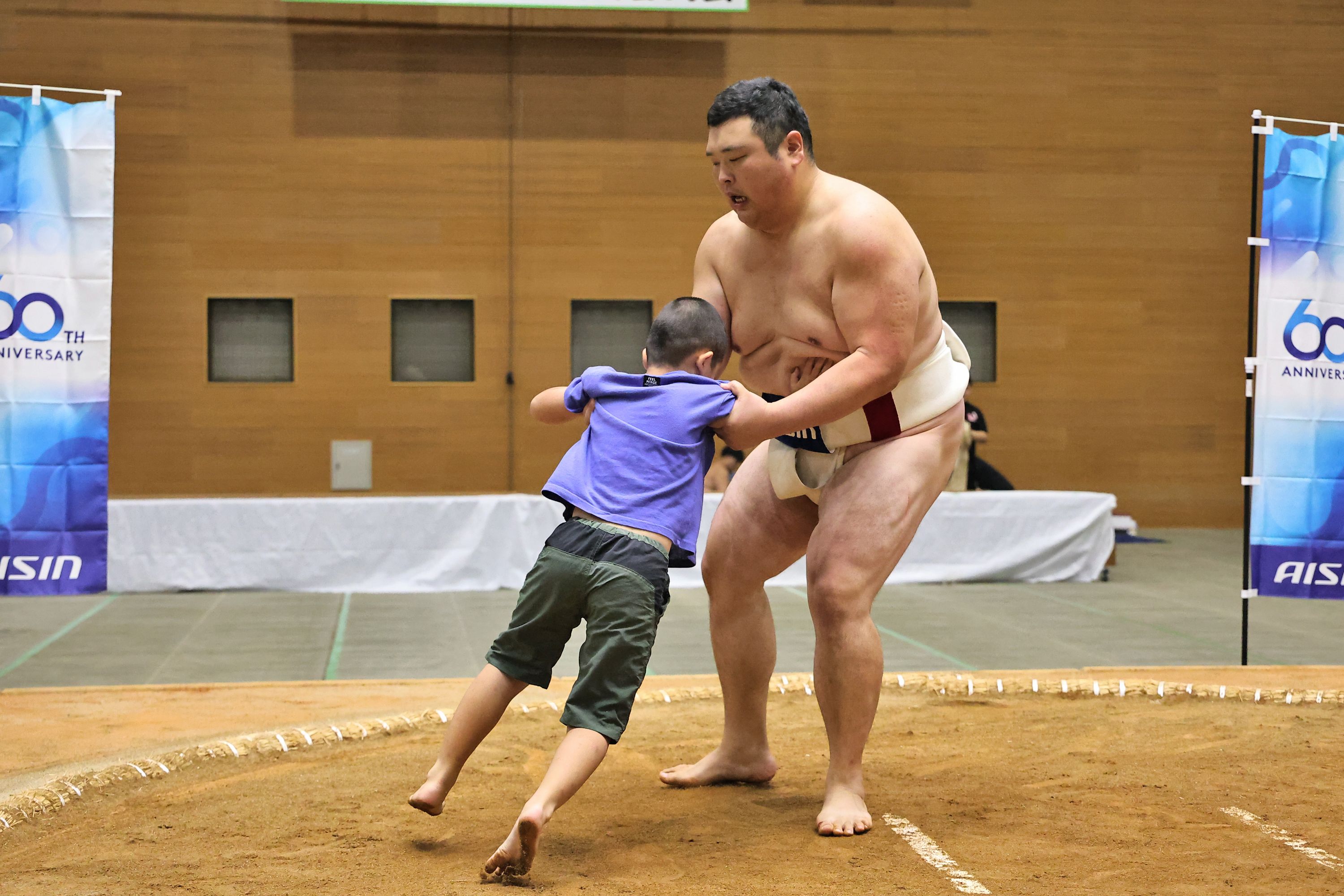 ふれあい体験（押し出される中嶋選手）
