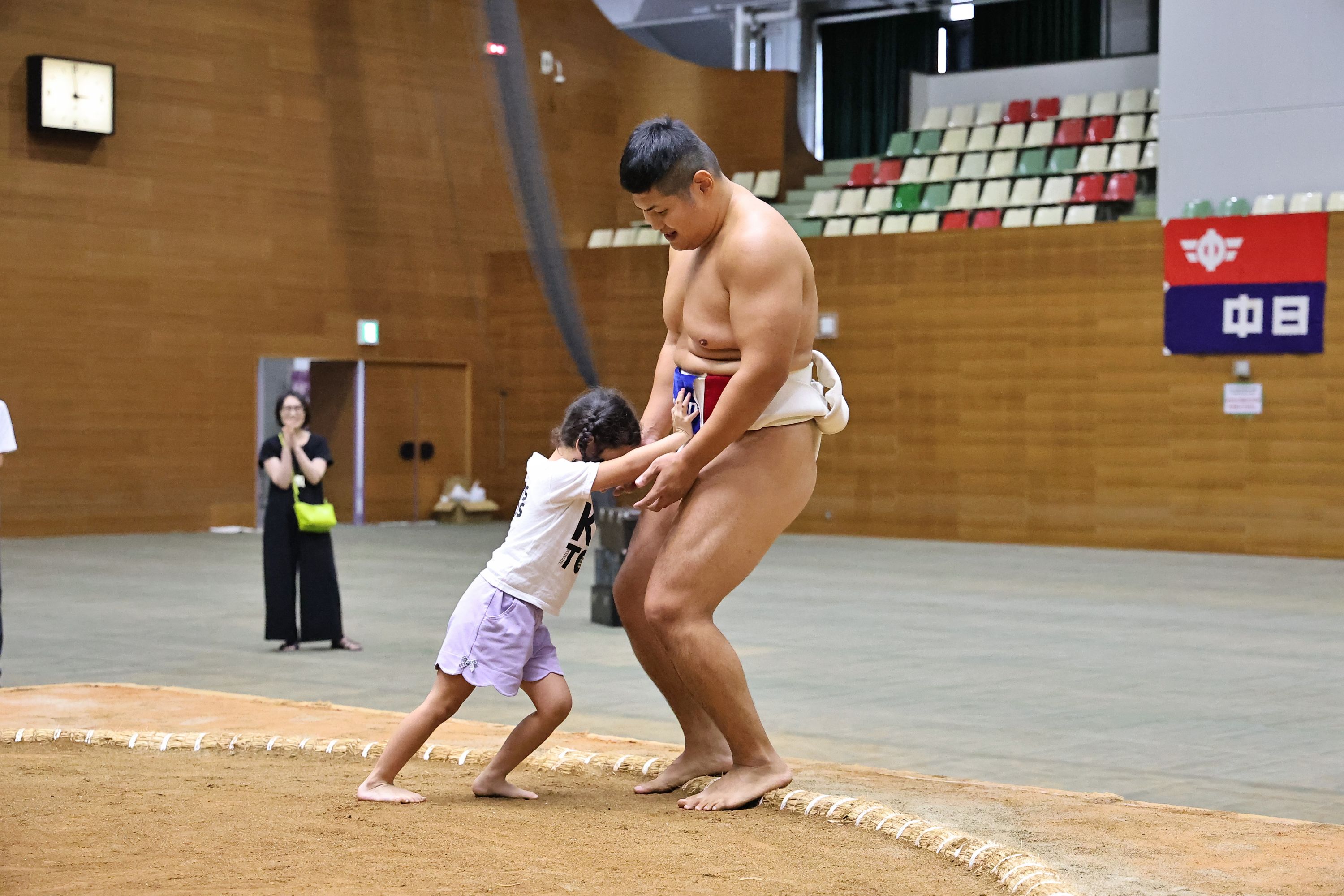 ふれあい体験（押し出される岡田選手）