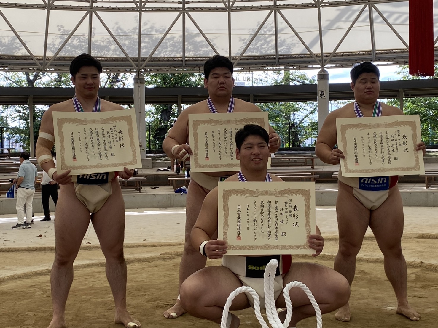 個人戦で準優勝を収めた藤澤選手（左後ろ） 表彰式の様子