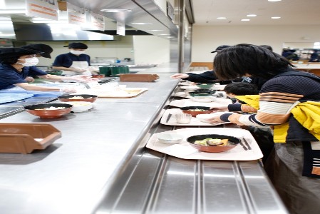 食堂でちゃんこ鍋を提供している様子