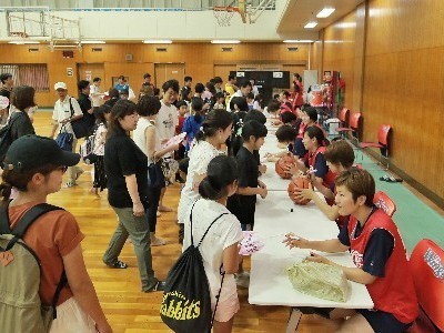 サイン会の様子（ウィングス）