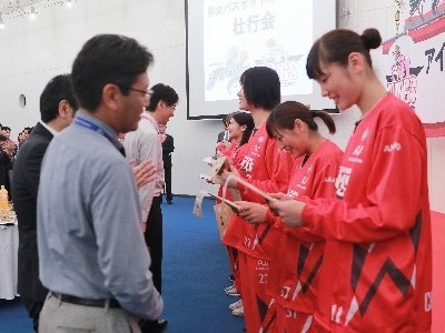 ウィングスの職場から寄せ書きの贈呈