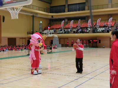 安城市長による始球式