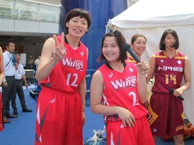 ﾄｰｸｼｮｰに出演前の２人（左より白選手、遠藤選手）