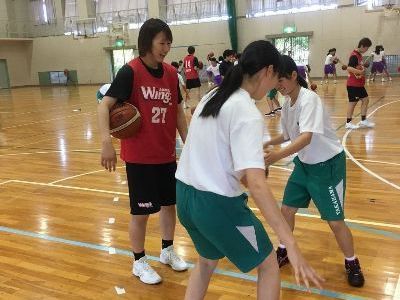 指導中の江良選手