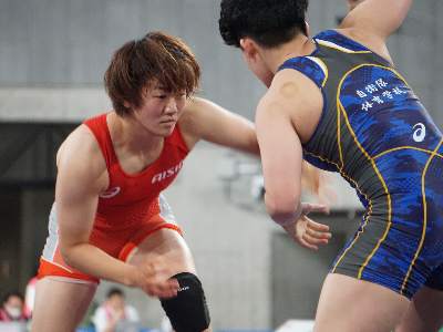 永本選手(赤)