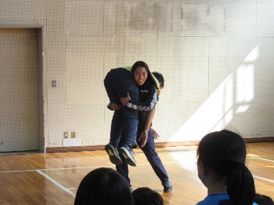 担任の先生を担ぎあげる源平選手