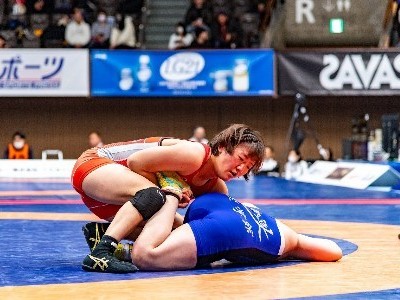 永本選手(赤)