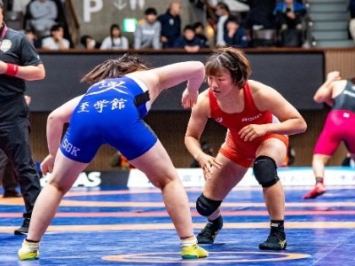 永本選手(赤)