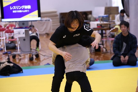 タックル体験の様子