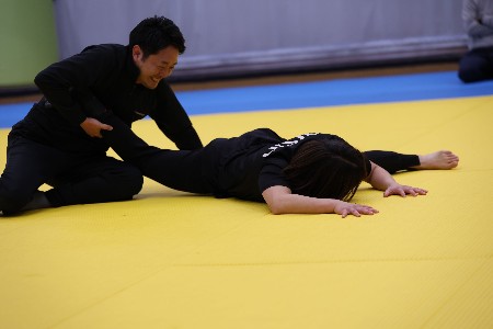 仰向けにできるかチャレンジの様子