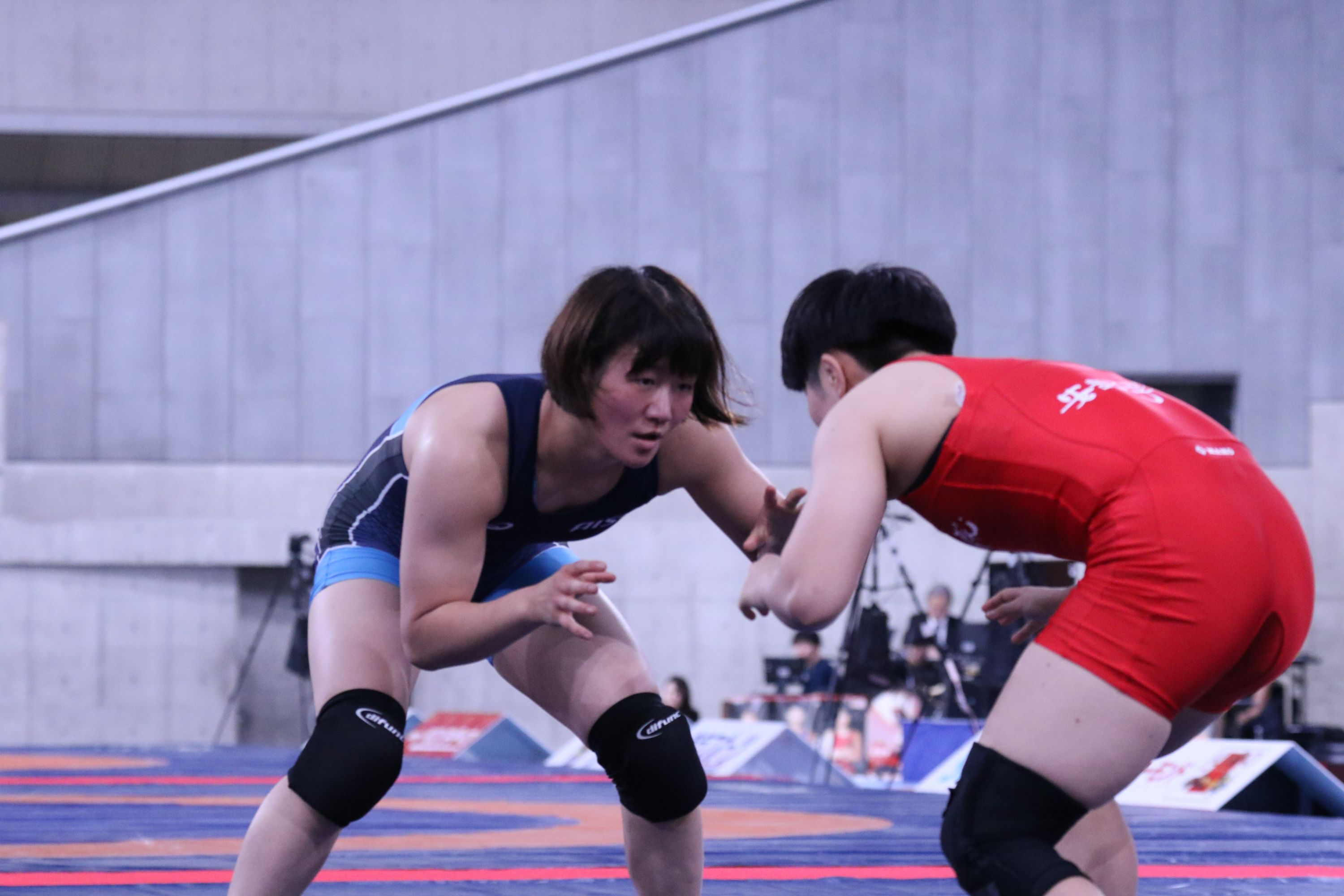 永本選手（青）