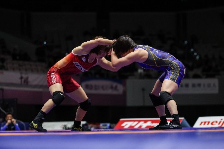 永本選手(赤)　©日本レスリング協会