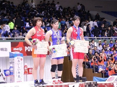 渡利選手 表彰式の様子（左端）
