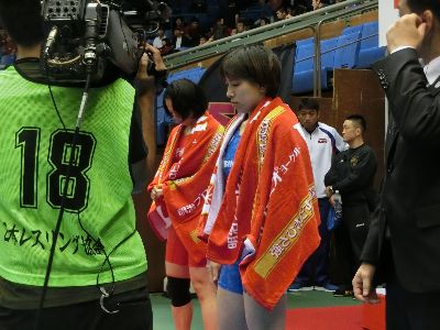 決勝前集中力を高める渡利選手（青）